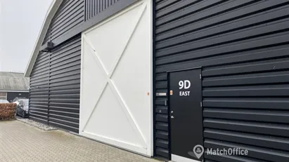 Rummeligt tørt lager i gadeplan med port - bil kan køres helt til lager Rummeligt tørt lager i gadeplan med port - bil kan køres helt til lager