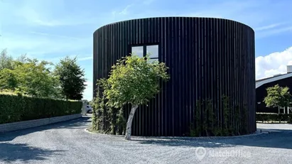 Unik ejendom - Lager/showroom/kontor - 3 meter port og dobbeltdør som kan åbnes helt op. Unik ejendom - Lager/showroom/kontor - 3 meter port og dobbeltdør som kan åbnes helt op.